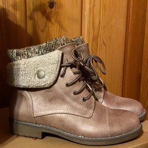 White mountain cliffs hike style boots